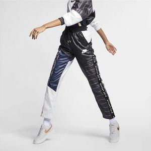 Nike NSW woven track pants small